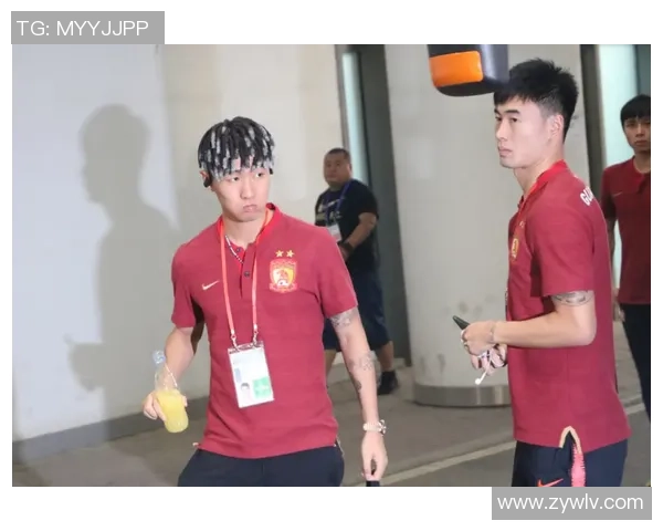 足球明星意外抢镜路人瞬间引发热议网友纷纷点赞称其亲民魅力十足