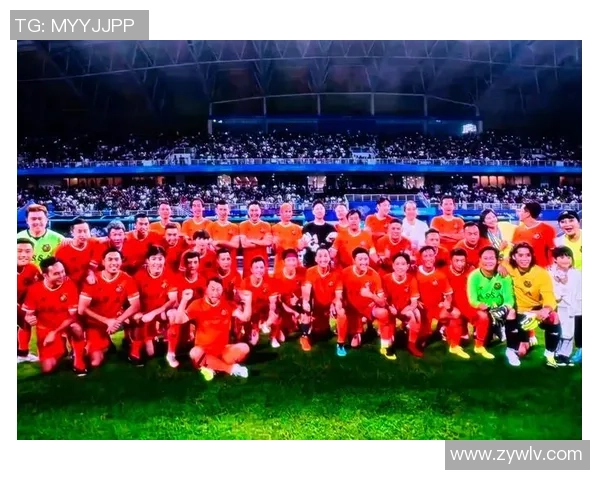 足球明星盛装出席颁奖典礼展现风采与魅力引领时尚潮流 足球明星盛装出席颁奖典礼展现风采与魅力引领时尚潮流